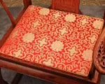 coussin chaise haute en rouge avec croix